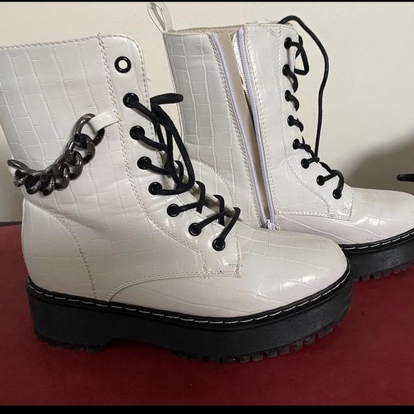 White boots with chain! Only worn once! - Picture 2 of 4